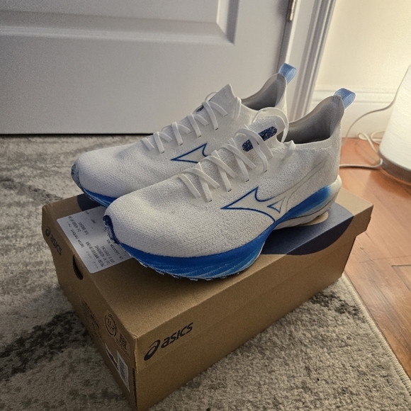 Mizuno Men's White and Blue Running Shoes - Picture 2 of 5